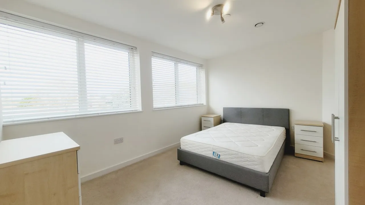 Goldsworth Road, Woking, GU21, photo 5