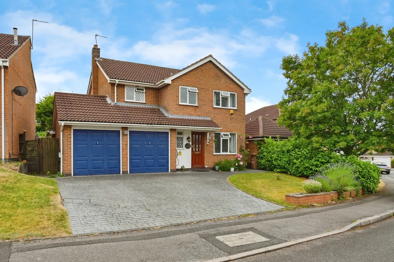 4 bed house for sale — Muirfield Drive, Mickleover, Derby
