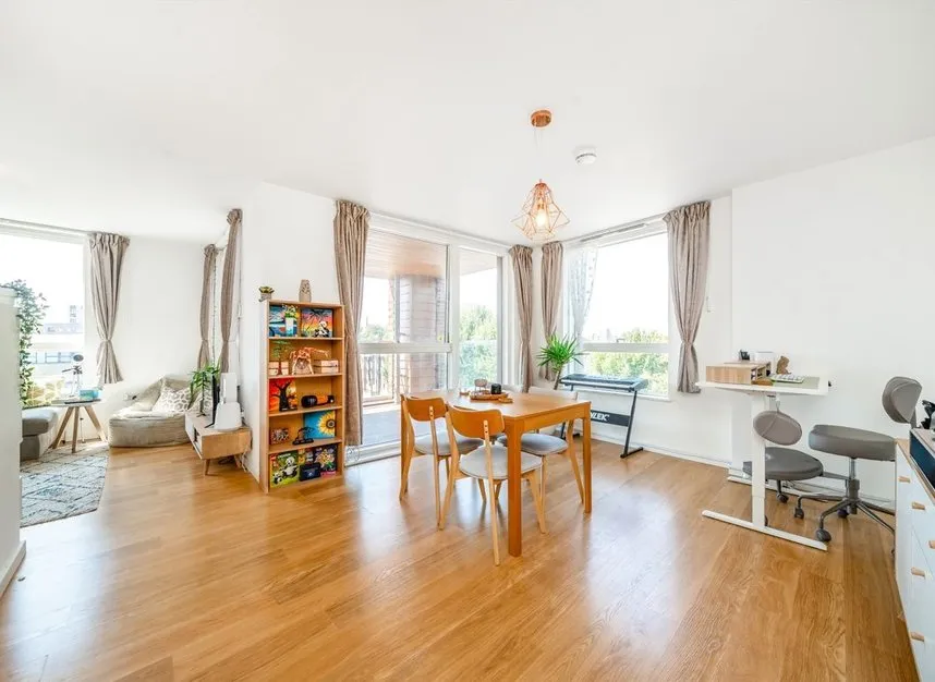 High Street, Brentford, TW8, photo 2
