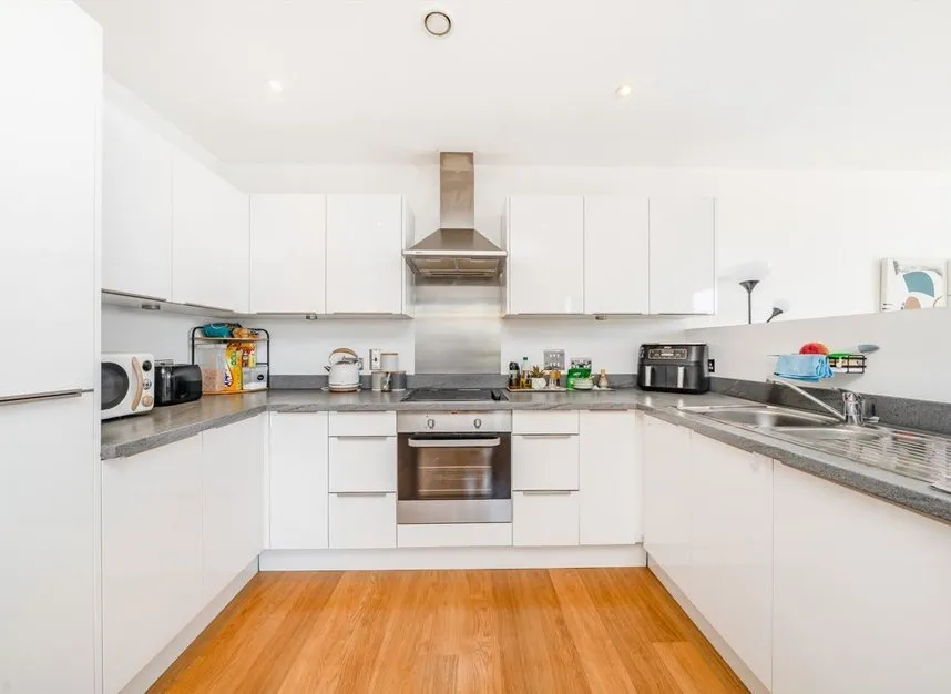 High Street, Brentford, TW8, photo 3
