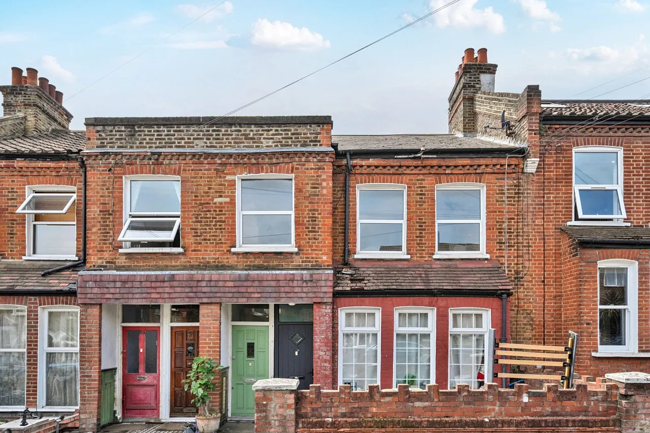 3 bed flat for sale — Holdenby Road, London, SE4