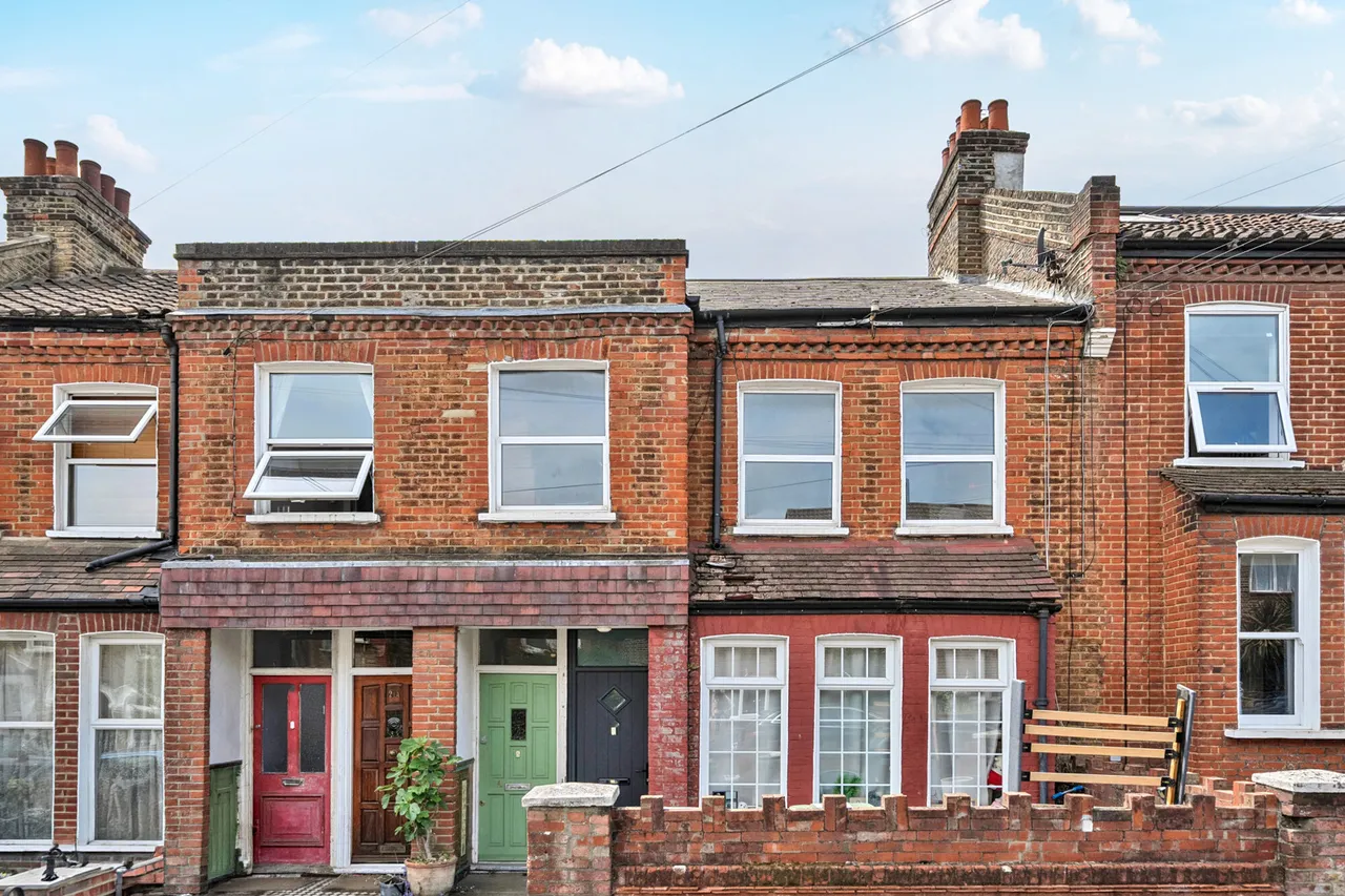 3 bed flat for sale, Holdenby Road, London, SE4