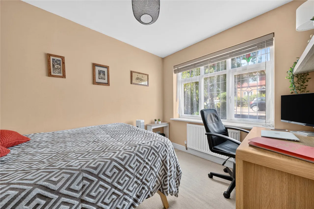 Percheron Drive, Knaphill, GU21, photo 12