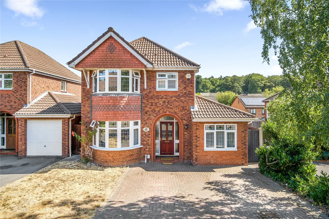 3 bed house for sale, Percheron Drive, Knaphill, GU21