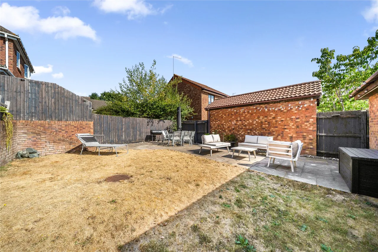 Percheron Drive, Knaphill, GU21, photo 17