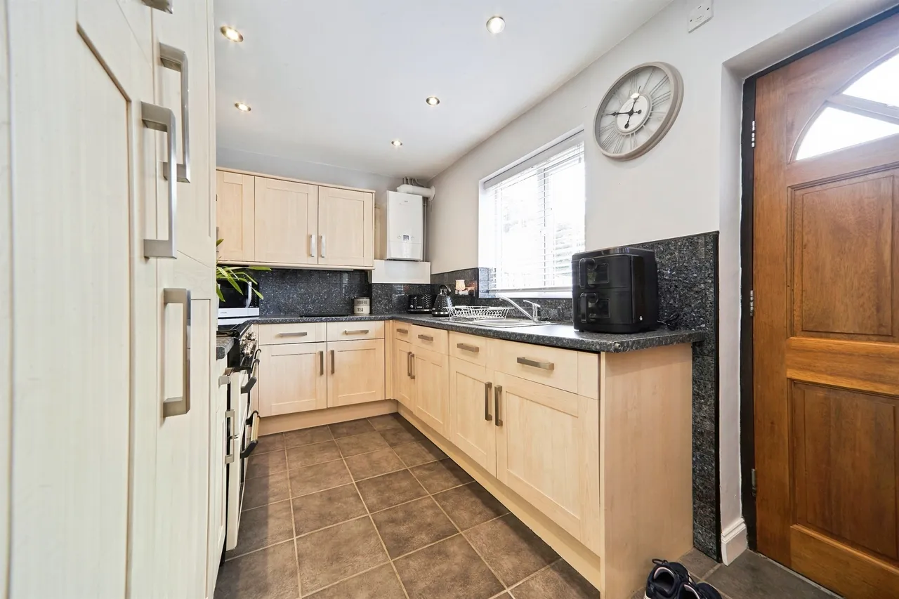 Wykebeck Valley Road, Leeds, photo 8