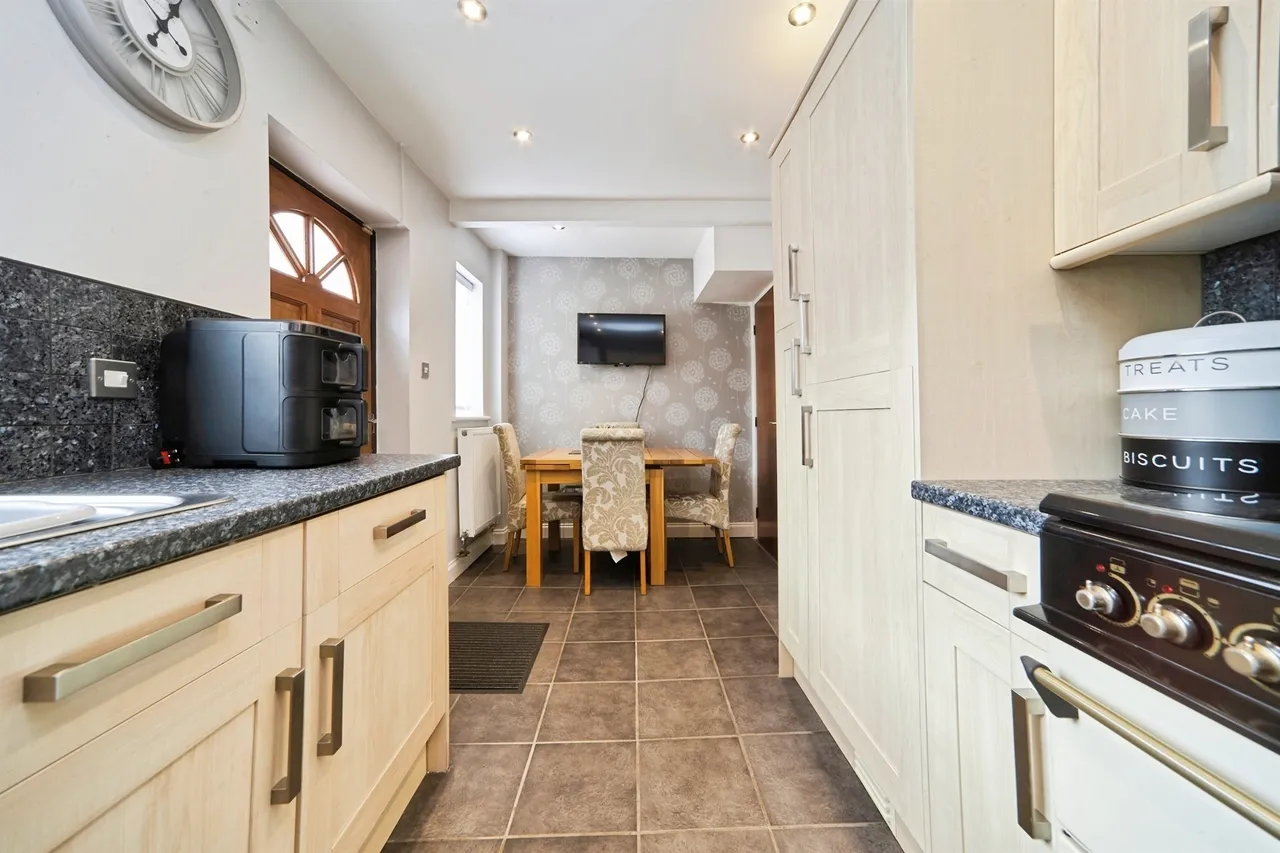 Wykebeck Valley Road, Leeds, photo 6