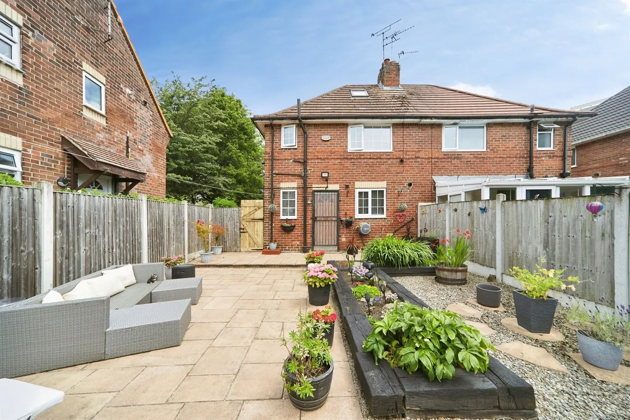 Wykebeck Valley Road, Leeds, photo 9