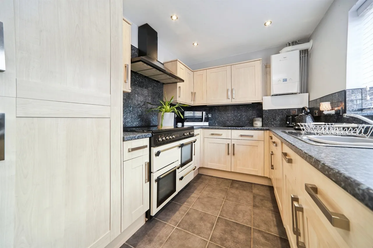 Wykebeck Valley Road, Leeds, photo 4