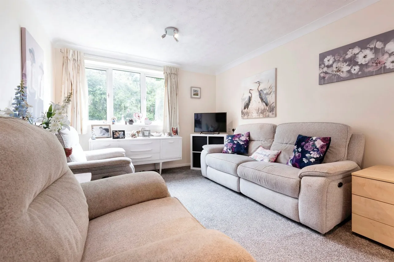 Collingwood Court, Royston, photo 2
