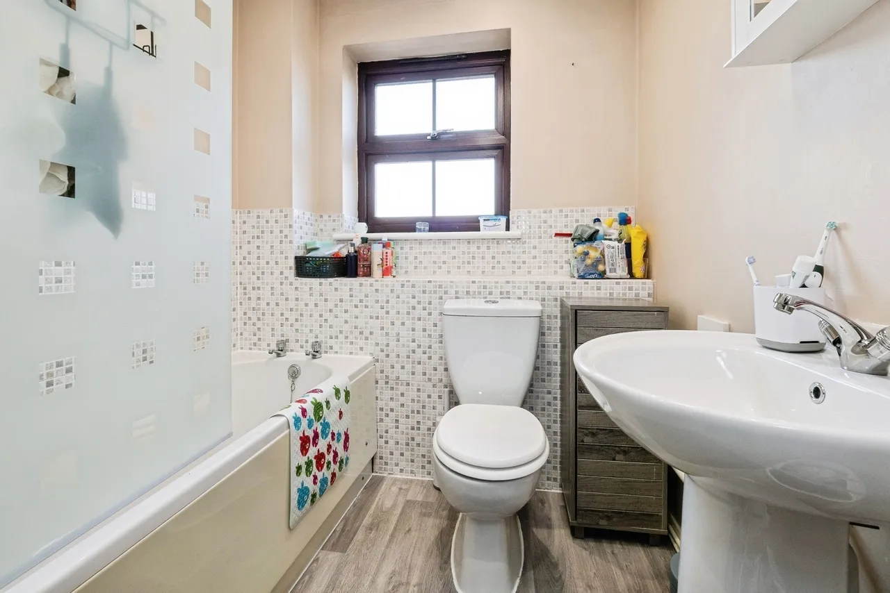 Orchid Close, Abridge, Romford, Essex, RM4, photo 12