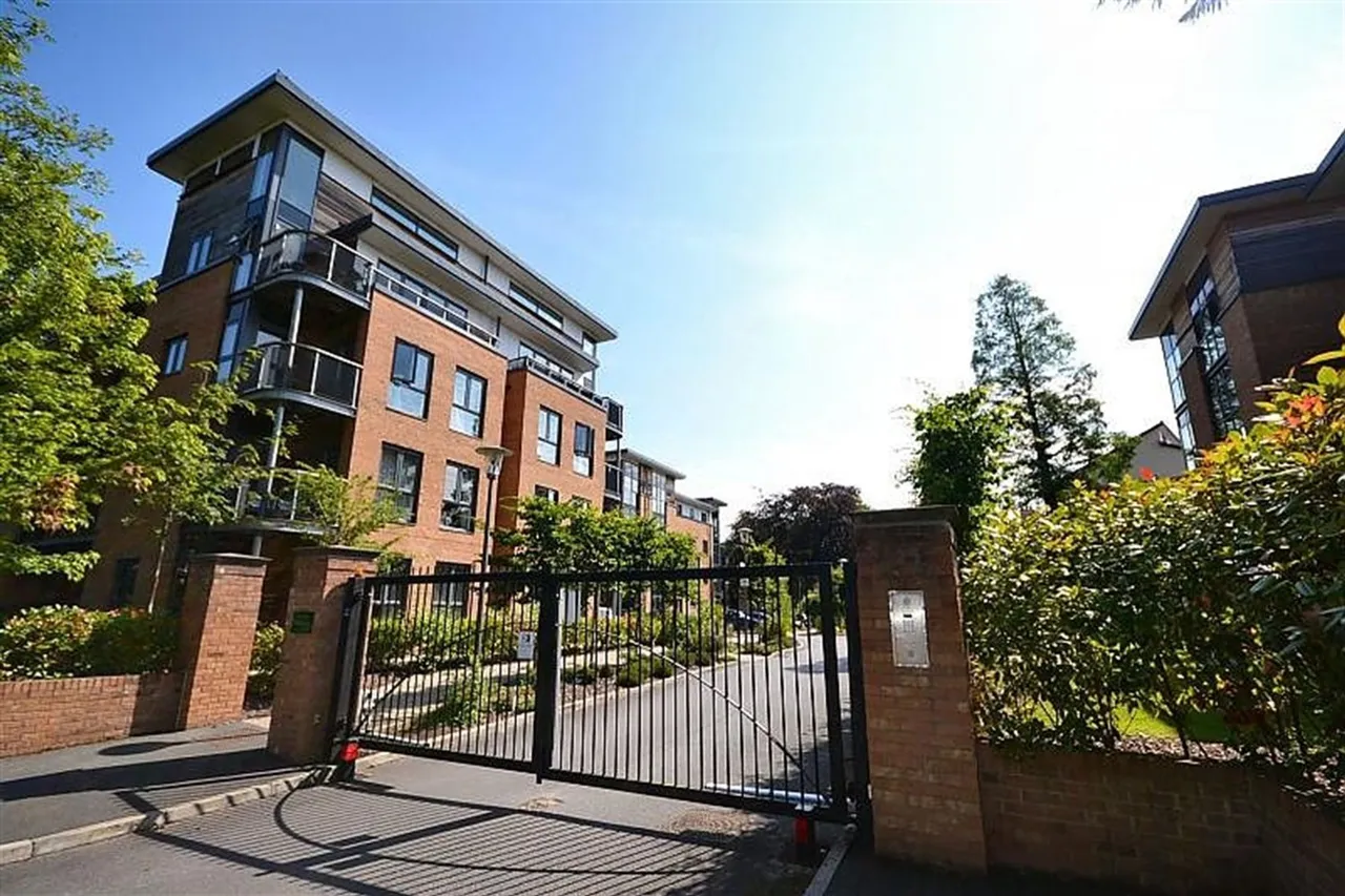 2 bed flat for sale, Larke Rise, Manchester