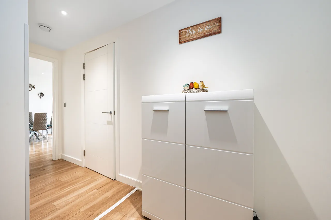 London, NW9, photo 13