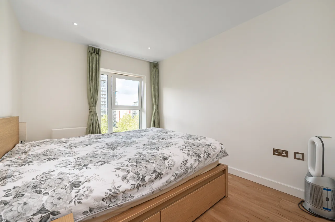 London, NW9, photo 11