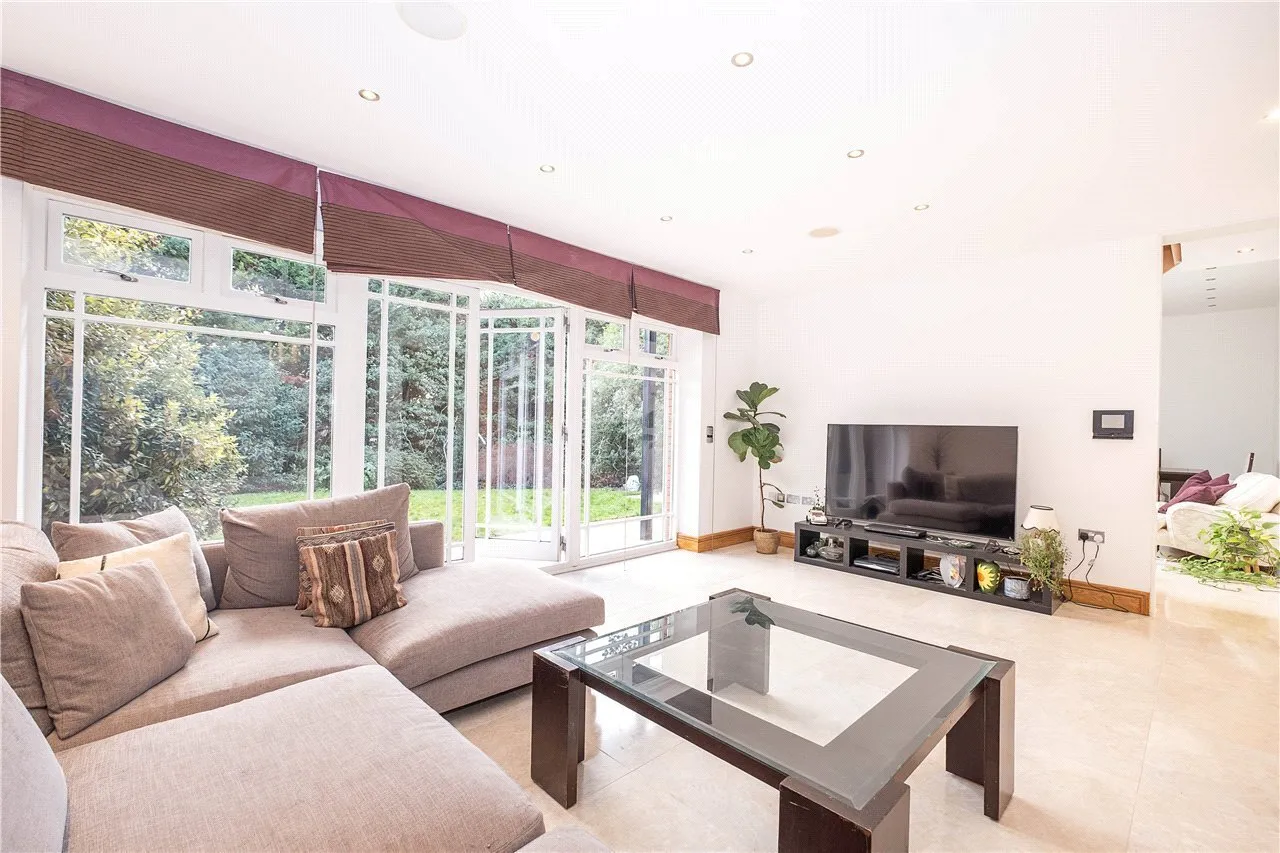 Cottenham Park Road, London, SW20, photo 8