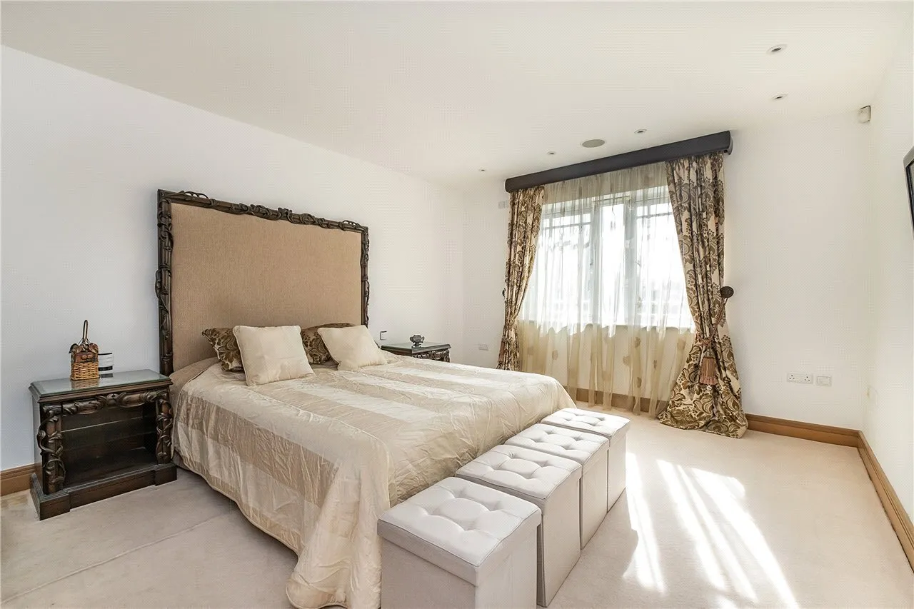 Cottenham Park Road, London, SW20, photo 10