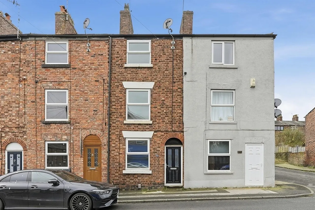 2 bed house for sale — Bond Street, Macclesfield