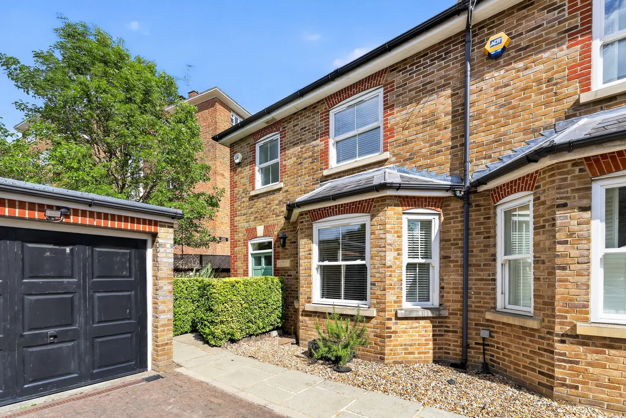 3 bed house for sale, Pentlow Street, London, SW15