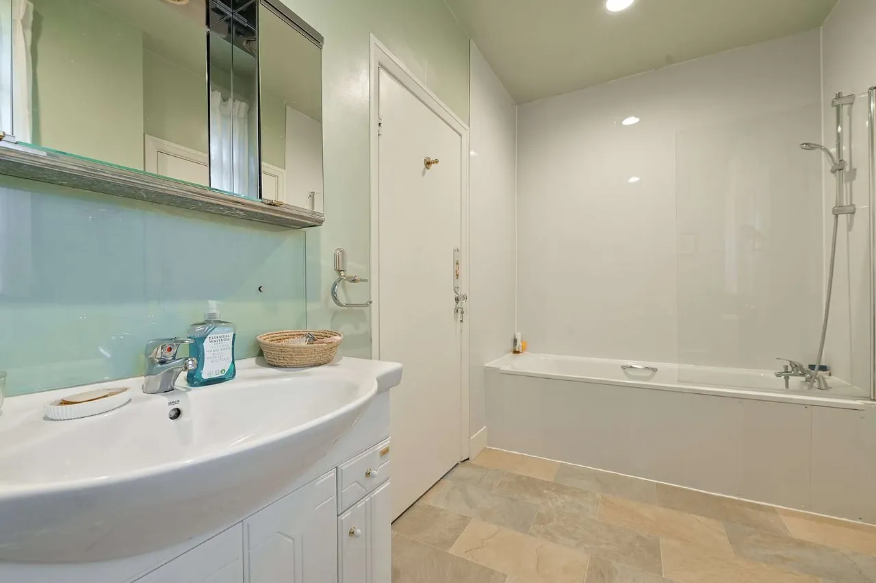 Northwood, HA6, photo 11
