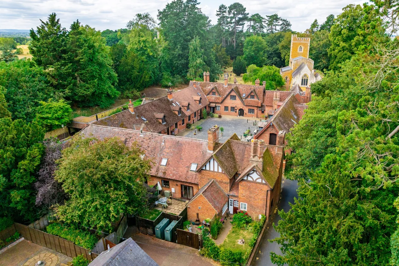 5 bed house for sale, Stable Cottage, Stable Yard, LU7