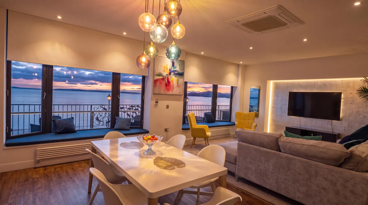2 bed flat to rent, The Esplanade, Penarth, CF64