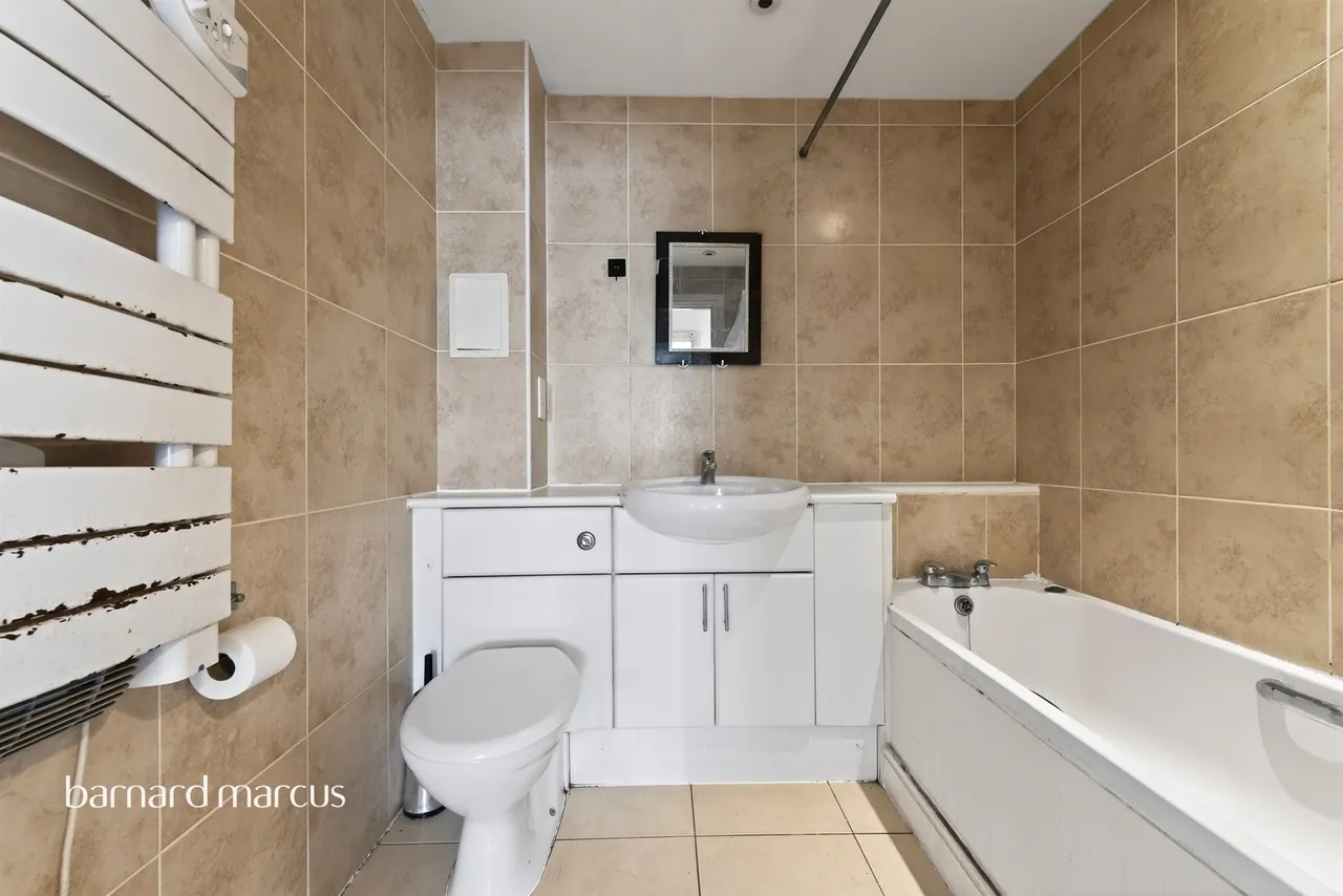 Bedfont Lane, Feltham, TW13, photo 7
