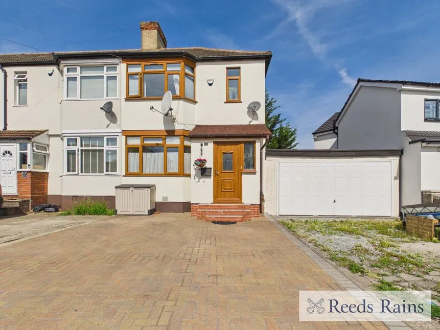 3 bed house for sale — Upper Rainham Road, Hornchurch, RM12