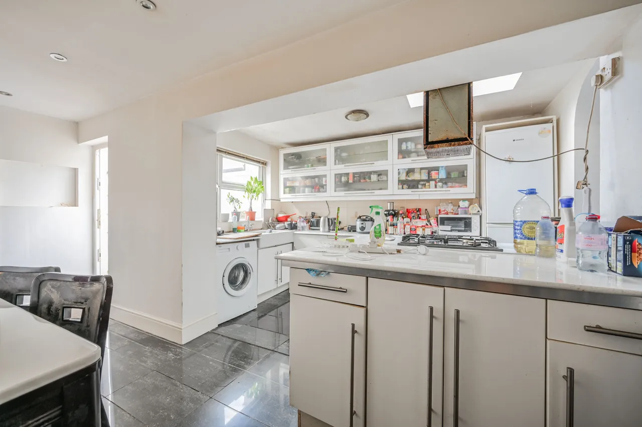 3 bed house for sale — 47 Avondale Road, London