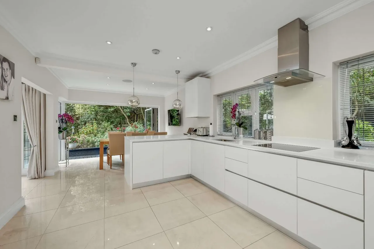 East Road, St George's Hill, Weybridge, Surrey, KT13 0LE, photo 3