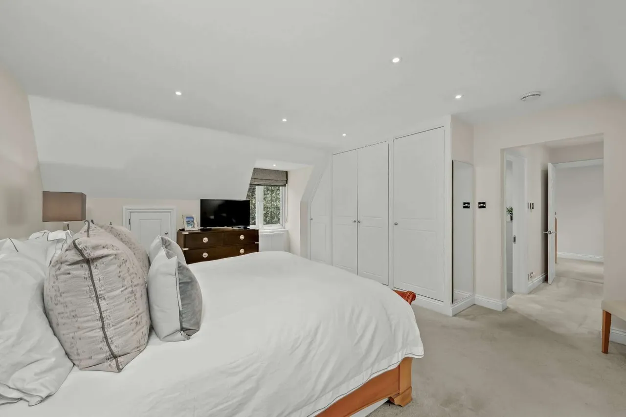 East Road, St George's Hill, Weybridge, Surrey, KT13 0LE, photo 12