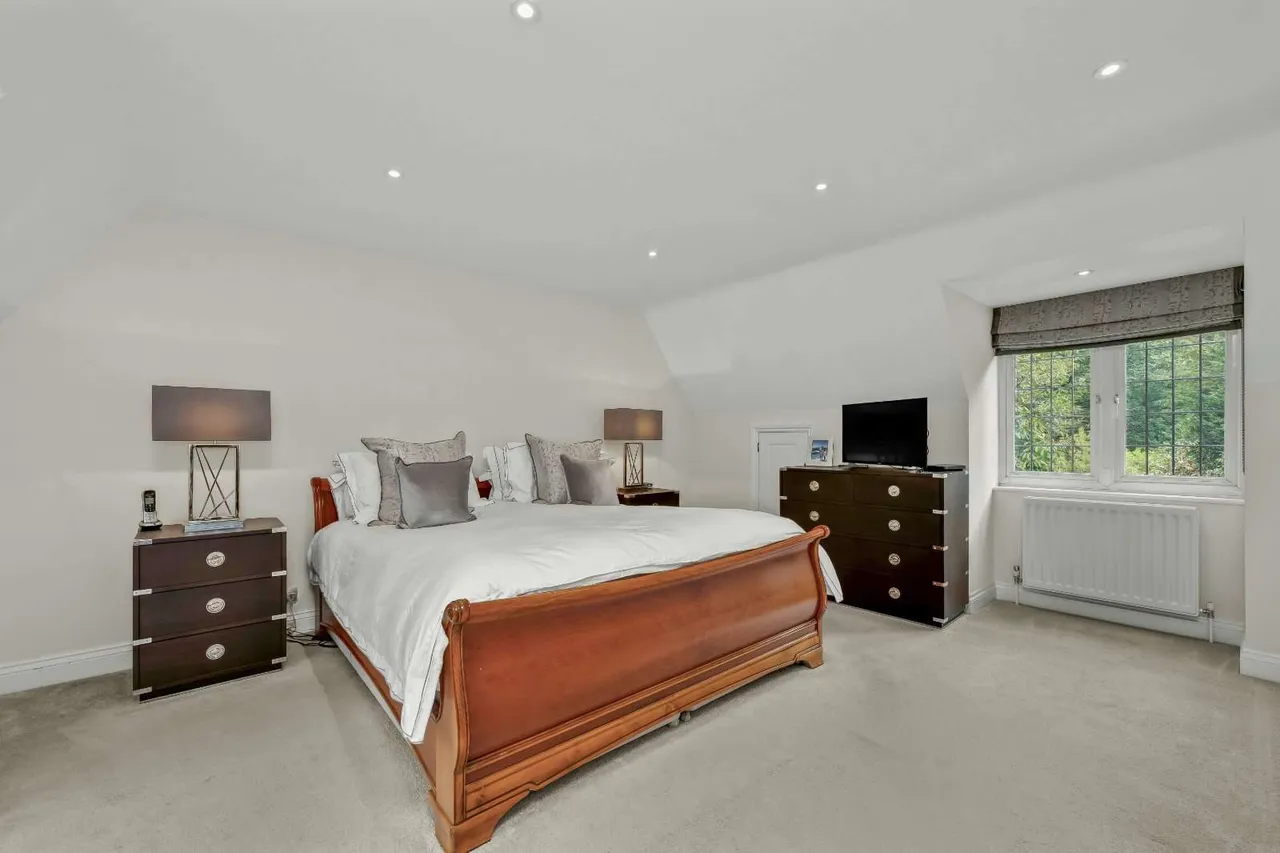 East Road, St George's Hill, Weybridge, Surrey, KT13 0LE, photo 11