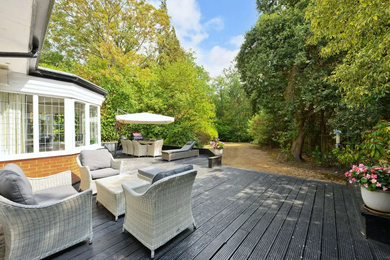 East Road, St George's Hill, Weybridge, Surrey, KT13 0LE, photo 4