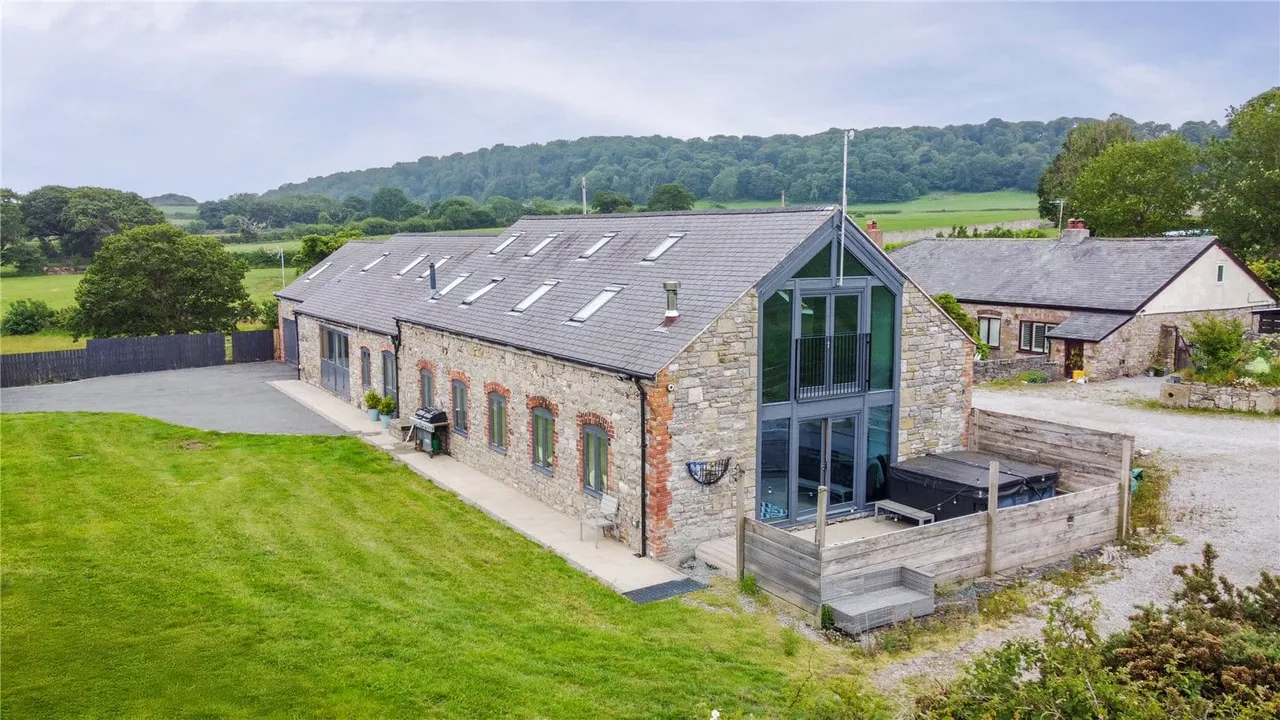 6 bed house for sale — The Barn, Trelogan, Flintshire, CH8 9BE