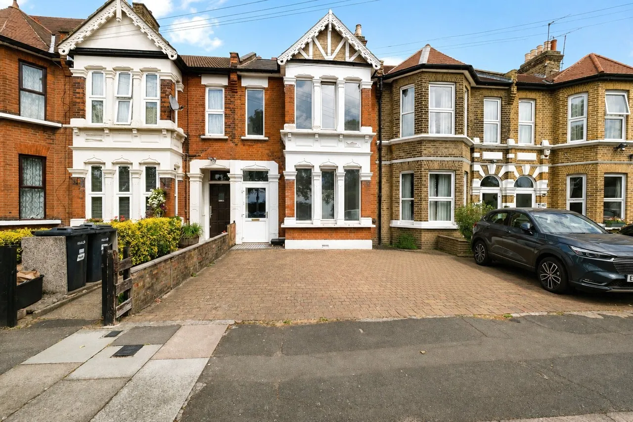 3 bed house for sale — Brisbane Road, Ilford, IG1