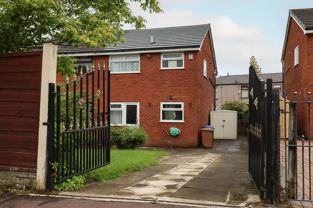 Oldham Road, Rochdale OL11 2AW, photo 13