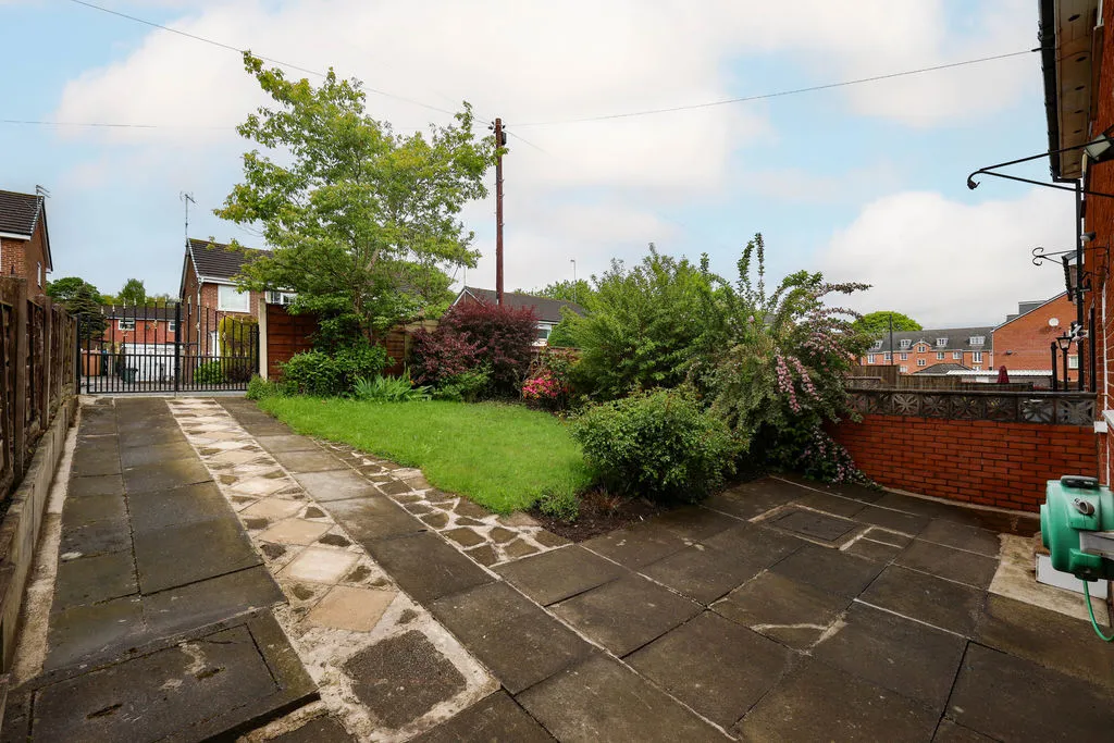 Oldham Road, Rochdale OL11 2AW, photo 12