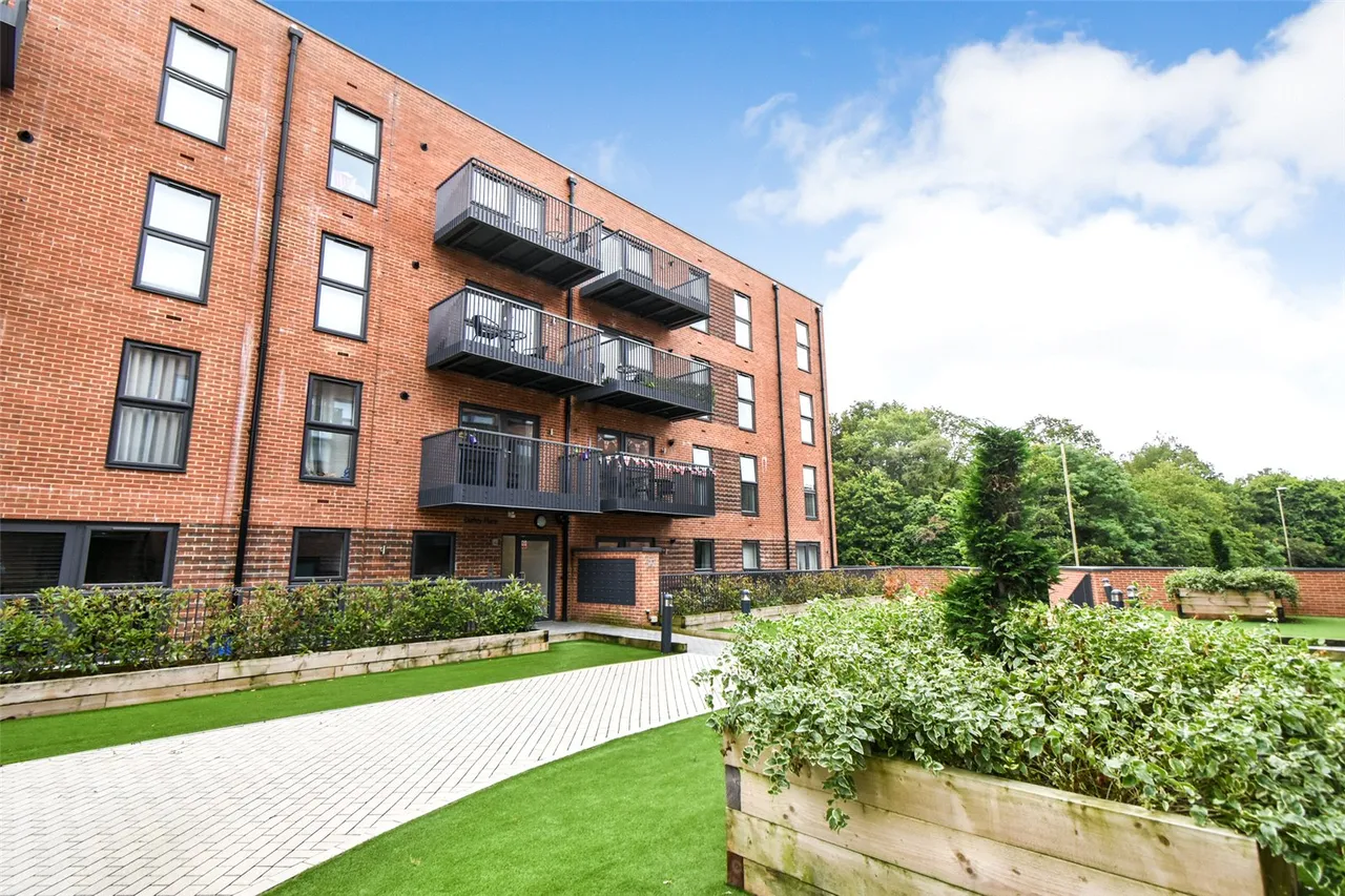 1 bed flat for sale, Station Road, Hook, RG27