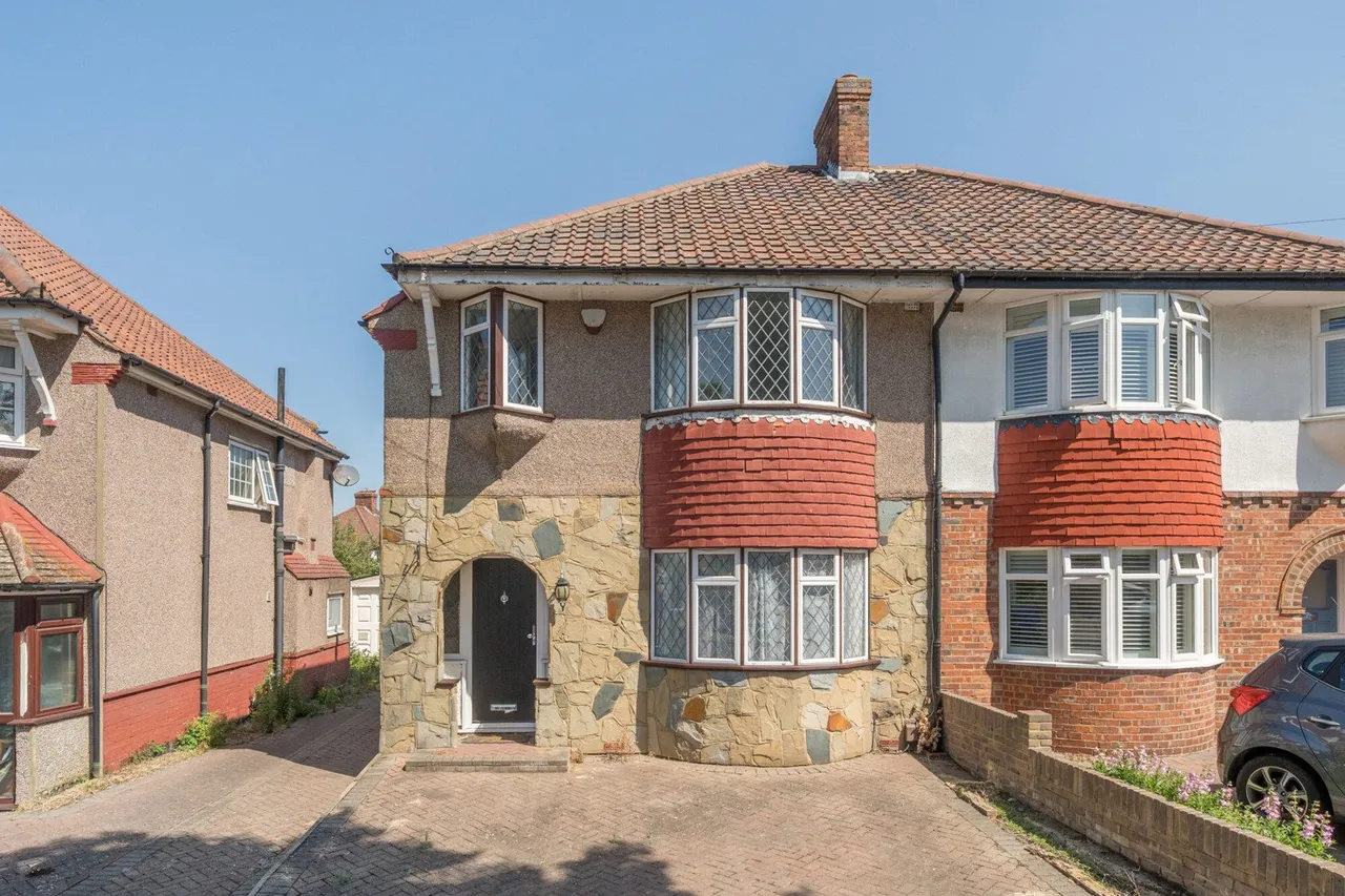 3 bed house for sale — Wricklemarsh Road, SE3