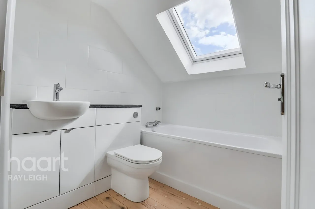Fairview Crescent, Rayleigh, SS6, photo 12