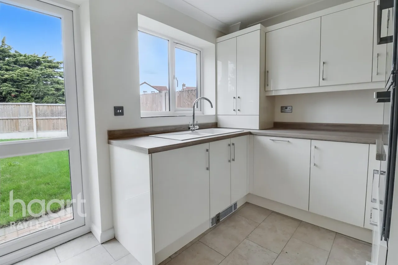 Fairview Crescent, Rayleigh, SS6, photo 3