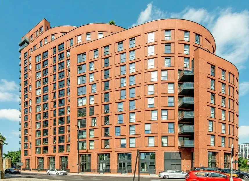 3 bed flat to rent, Avalon Point, London, E14