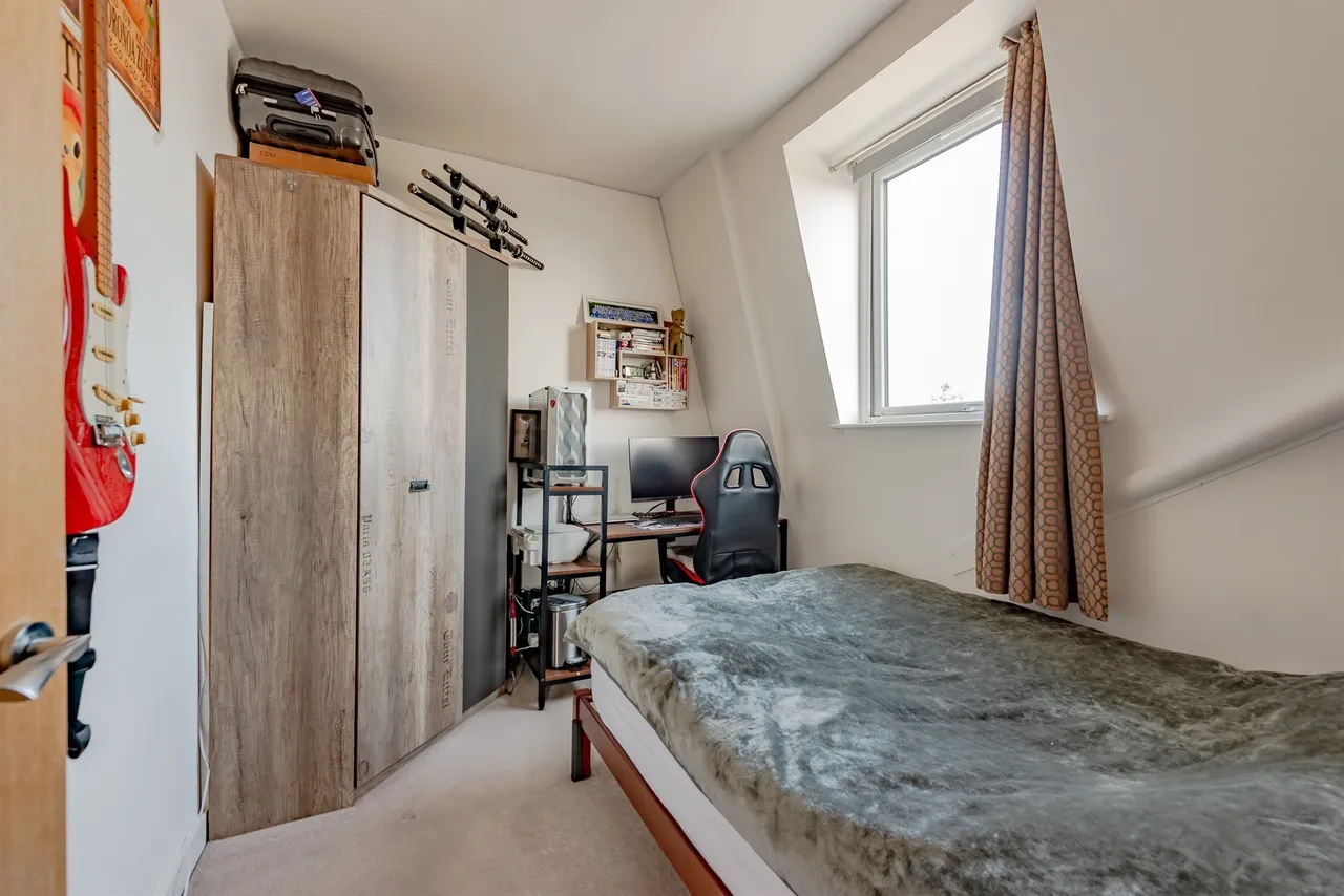 Brighton Road, Redhill, photo 10