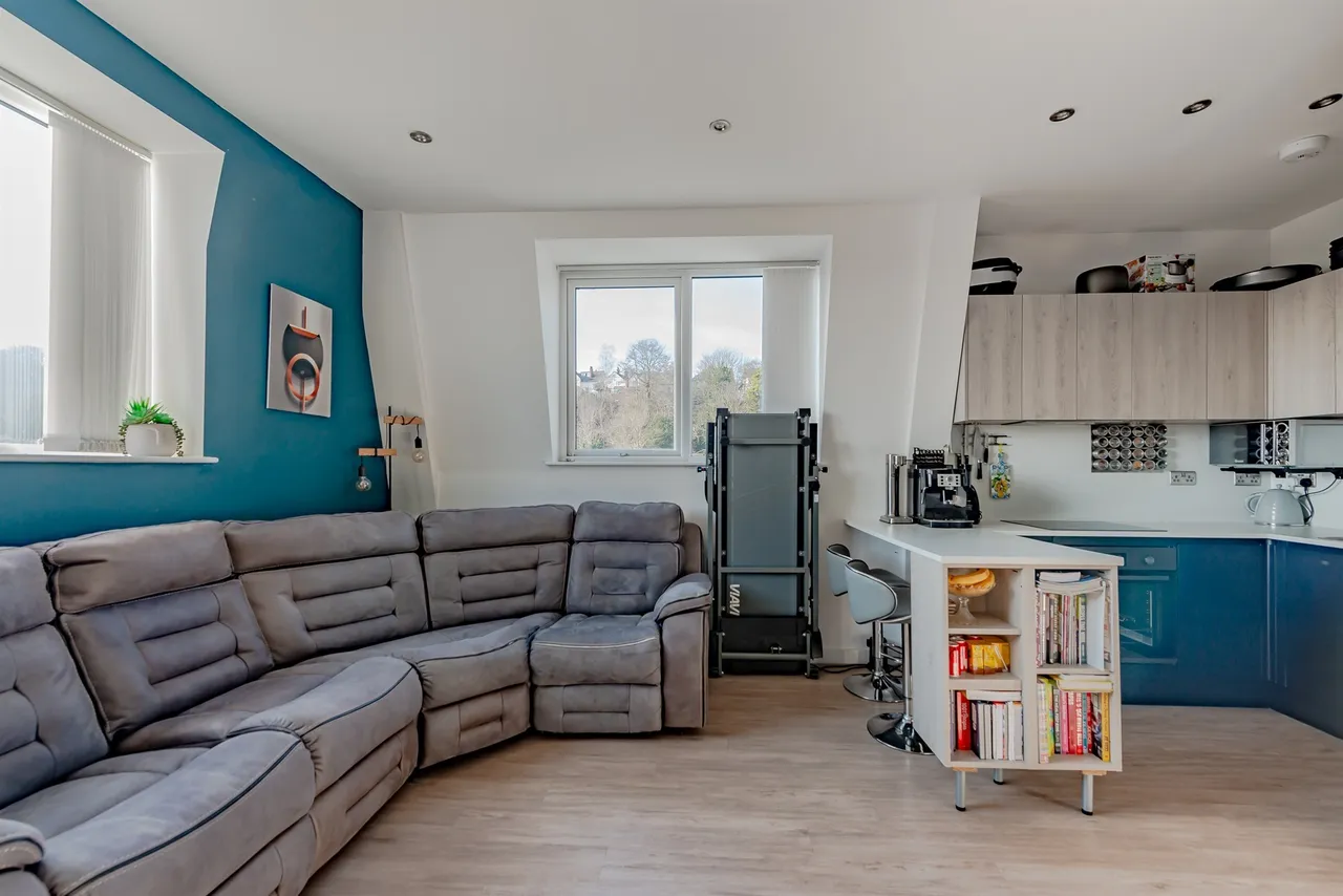 Brighton Road, Redhill, photo 7
