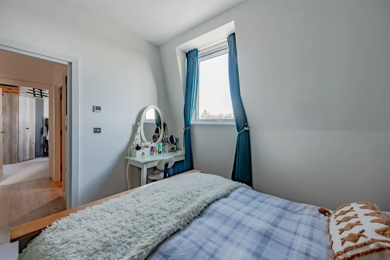Brighton Road, Redhill, photo 9