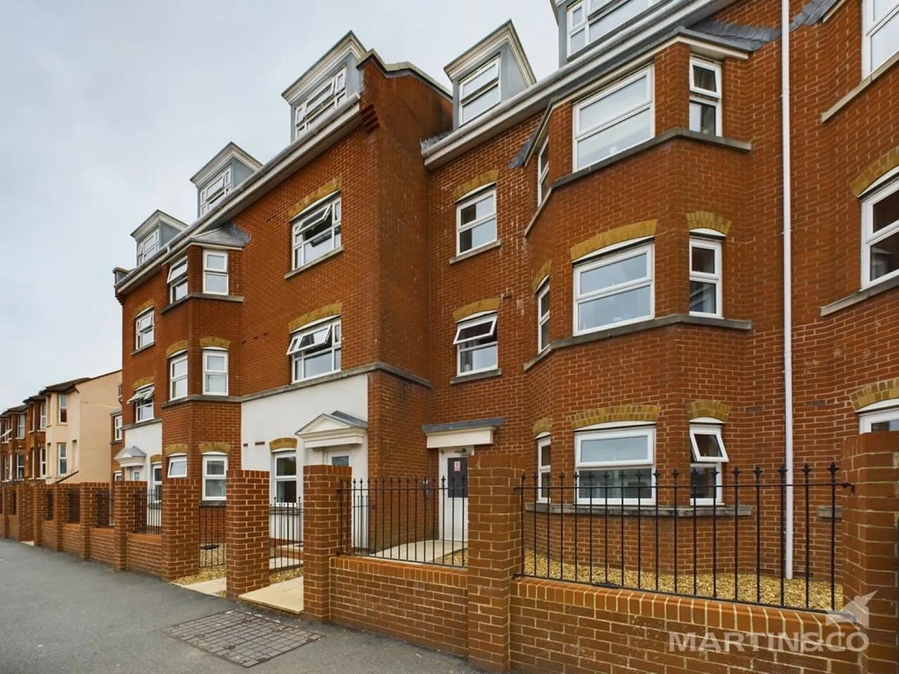 1 bed flat to rent — Regis Gate, 12-28 Longford Road