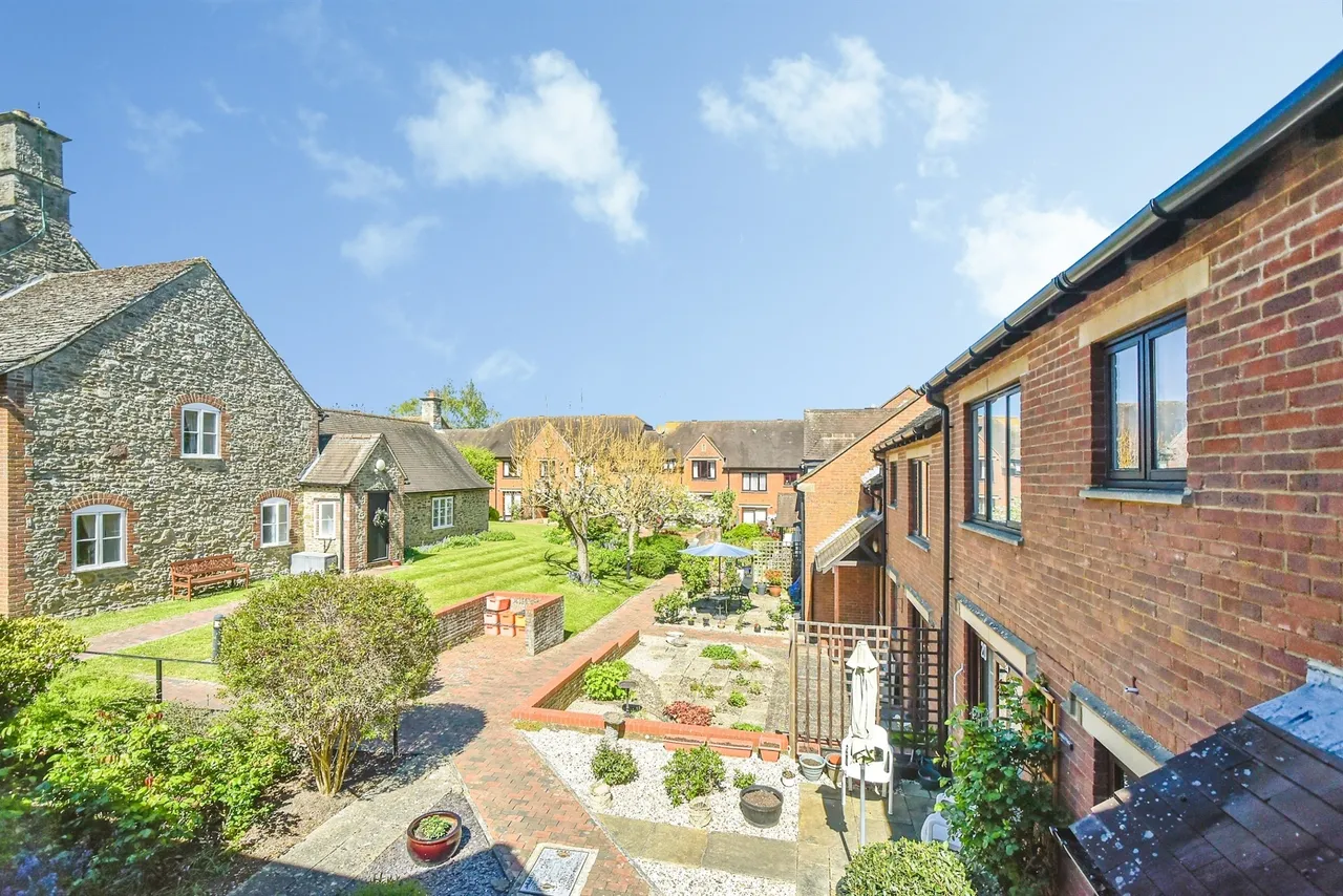 Parsonage Court, Highworth, SN6, photo 2