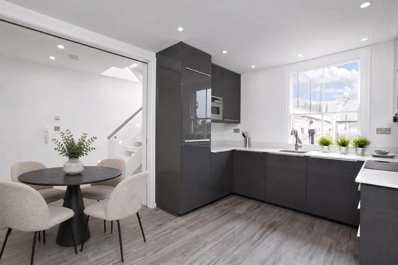 3 bed flat for sale — Bravington Road, Queens Park, London, W9 3AR