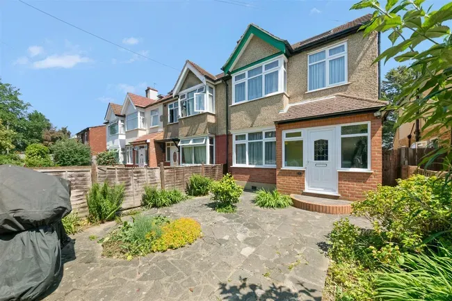 4 bed house for sale — South Walk, Hayes