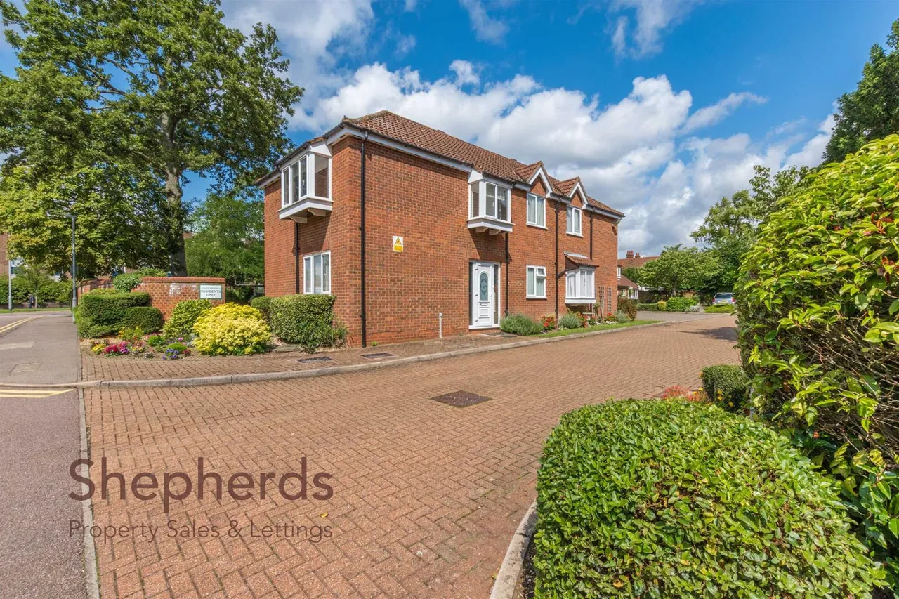 2 bed flat for sale, Gilliflower House, Hoddesdon, EN11