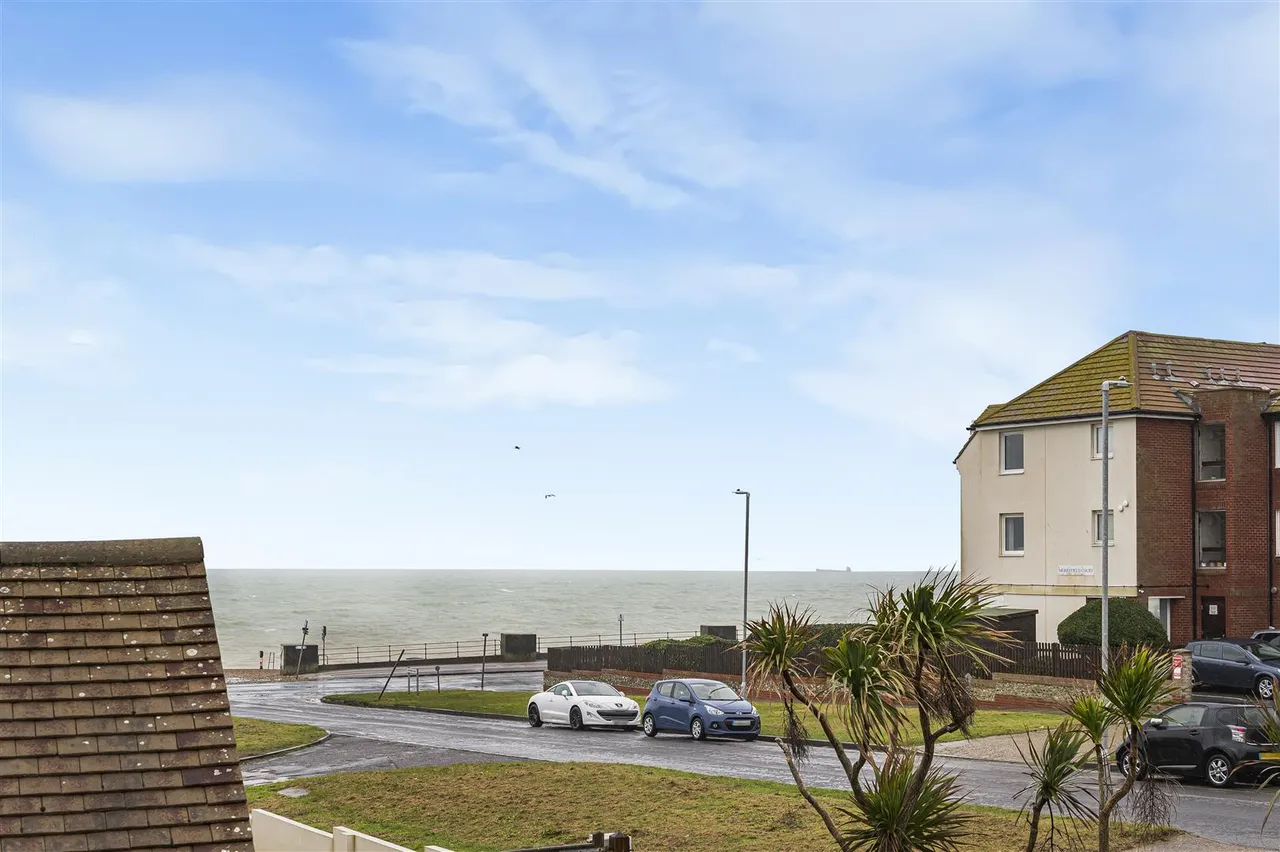 Edinburgh Road, Seaford, photo 2